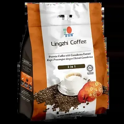 Una taza de Café Lingzhi 3 en 1 de DXN, humeante y lista para disfrutar, como parte de un ritual matutino de bienestar.