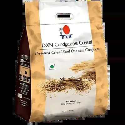 Visualización conceptual de la energía celular: una silueta atlética recibe energía de un hongo Cordyceps de DXN, iluminando sus células para una mayor vitalidad y resistencia.