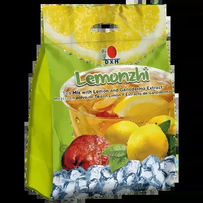 Un vaso refrescante de Lemonzhi de DXN con hielo y limón, la bebida saludable para una hidratación revitalizante.
