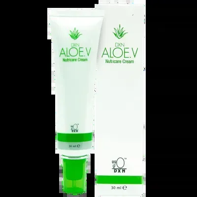 Rutina de cuidado facial completa con la Línea Aloe V de DXN, con gel limpiador, tónico y cremas, rodeada de hojas frescas de Aloe Vera.
