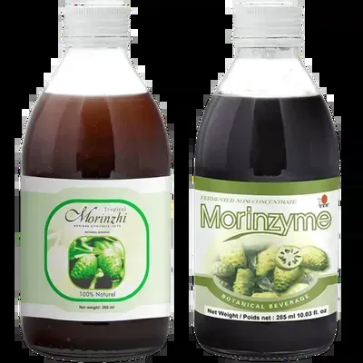 Vaso y Botellas de Morinzhi y Morinzyme de DXN, las bebidas de Noni rica en enzimas que apoya la salud digestiva y el equilibrio hormonal.